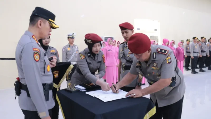 Kapolresta Banda Aceh Kombes Pol. Joko Heri Purwono memimpin upacara serah terima jabatan empat pejabat utama di Lapangan Meuligoe Rastra Sewakottama. (Foto:Dok/Polresta Banda Aceh)