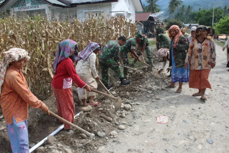 Warga dan TNI gotong royong memperbaiki saluran air bersih di Kecamatan Lawe Bulan, Aceh Tenggara. (Foto:Dok)