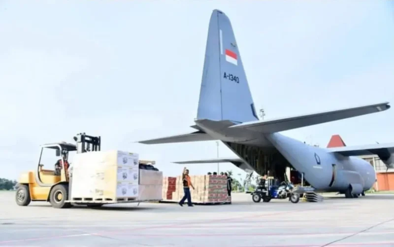 Pesawat Hercules TNI AU bersiap lepas landas membawa bantuan bencana ke Aceh, Sumut, dan Sumbar. (Foto:Arsip BPMI)