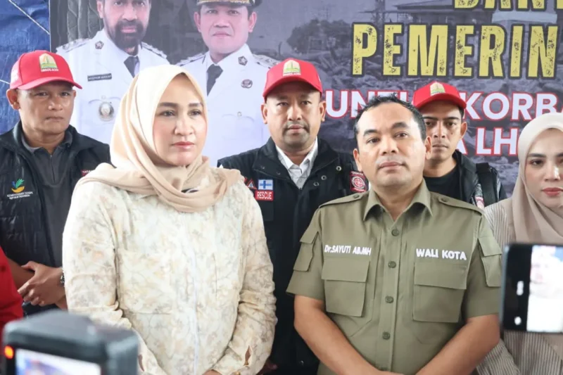 Istri Gubernur Aceh Marlina Muzakir menyalurkan bantuan logistik untuk korban banjir di Lhokseumawe. (Foto: Arsip Dinsos Aceh)