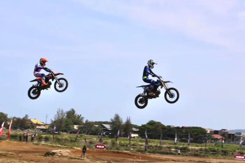 Pembalap sedang bersaing dalam Kejuaraan Motocross dan Grasstrack MX GTX “Aceh Anti Narkoba” Trophy Kapolda Aceh Tahun 2025 di Sirkuit Lamnyong. (Foto:Dok/Polda Aceh)