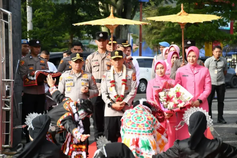 Kapolda Aceh disambut personel dan tokoh masyarakat saat kunjungan kerja di Polres Aceh Tengah. (Foto:Dok/Humas Polda Aceh)