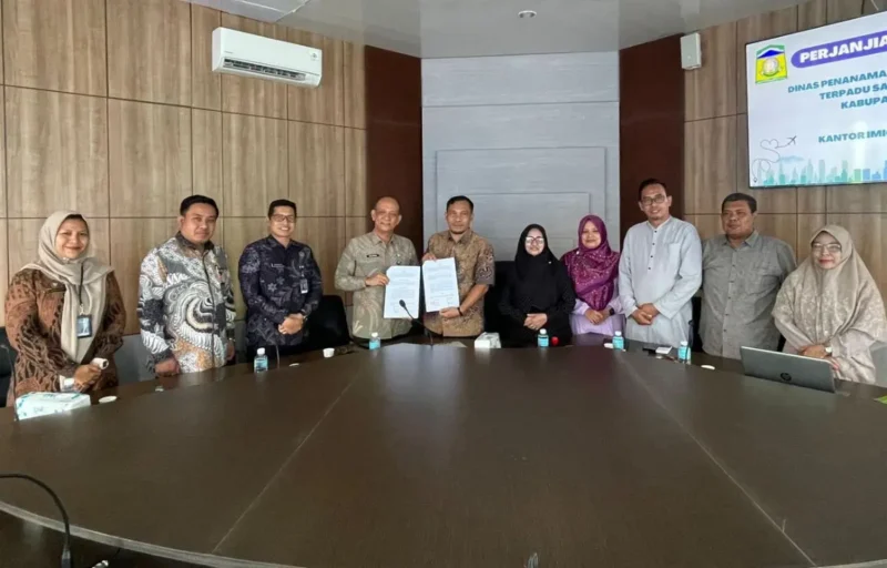 Penandatanganan perpanjangan kerja sama layanan paspor di MPP Aceh Besar. (Foto:Dok/Imigrasi)