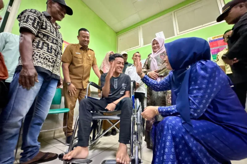 Ibu Gubernur Aceh Marlina Muzakir menjemput Rahmad Akbar di Dermaga Lampulo. (Foto:Dok/Ist)