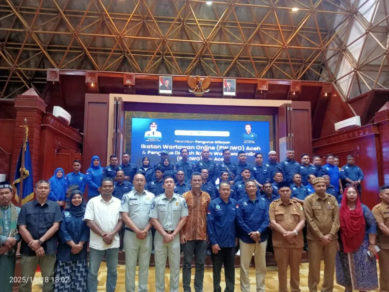 Prosesi pelantikan IWO Aceh periode 2025–2029 di Anjong Mon Mata. (Foto:Arsip PW IWO Aceh)