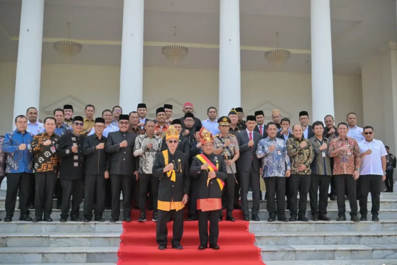 Tito Karnavian menerima gelar Petua Panglima Hukom Nanggroe dari Wali Nanggroe Aceh. Acara tersebut dihadiri oleh Wakil Gubernur Aceh, Fadhlullah, dan Sekda Aceh, M. Nasir, bersama unsur Forkopimda Aceh dan sejumlah tokoh penting lainnya. (Foto:Dok/Adpim)