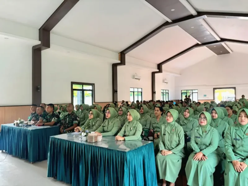 Anggota Persit KCK Yonif 112 mengikuti Zoom Meeting Talkshow Bintal Ideologi tentang pencegahan KDRT di Aula Prasetya Dharma. (Foto: Arsip Kodam IM)