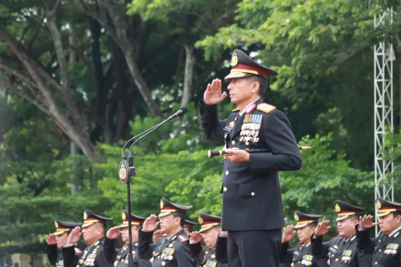 Kapolda Aceh Irjen Pol. Marzuki Ali Basyah memimpin upacara peringatan Hari Pahlawan 2025 di Mapolda Aceh. (Foto:Arsip Polda Aceh)