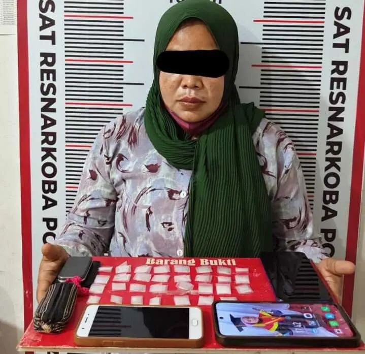 Polisi mengamankan AI (40), wanita pengedar sabu di RSUDZA Banda Aceh. (Foto:Arsip Polresta)