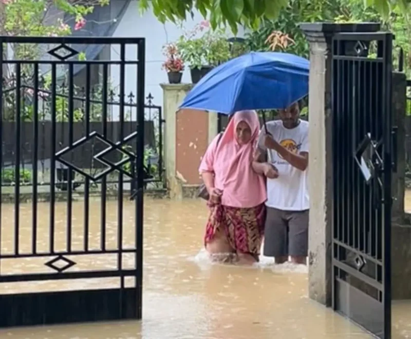 Relawan membantu warga terdampak banjir di Aceh. (Foto: Arsip FA)