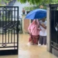 Relawan membantu warga terdampak banjir di Aceh. (Foto: Arsip FA)