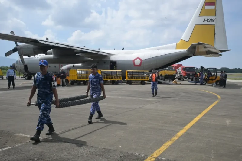 Pesawat Hercules TNI AU mendarat di Lanud SIM membawa peralatan perbaikan tower listrik Aceh. (Foto:Arsip Lanud SIM)