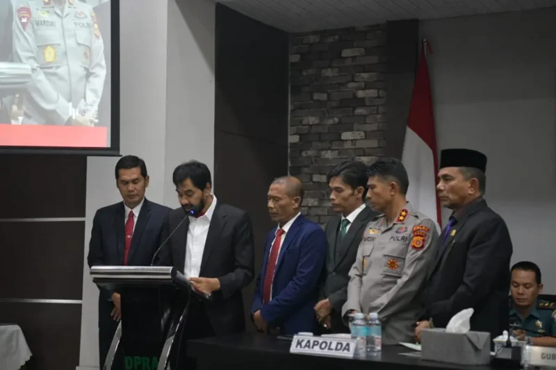 Gubernur Aceh Muzakir Manaf mengumumkan status darurat bencana hidrometeorologi di DPRA. (Foto:Arsip Adpim)