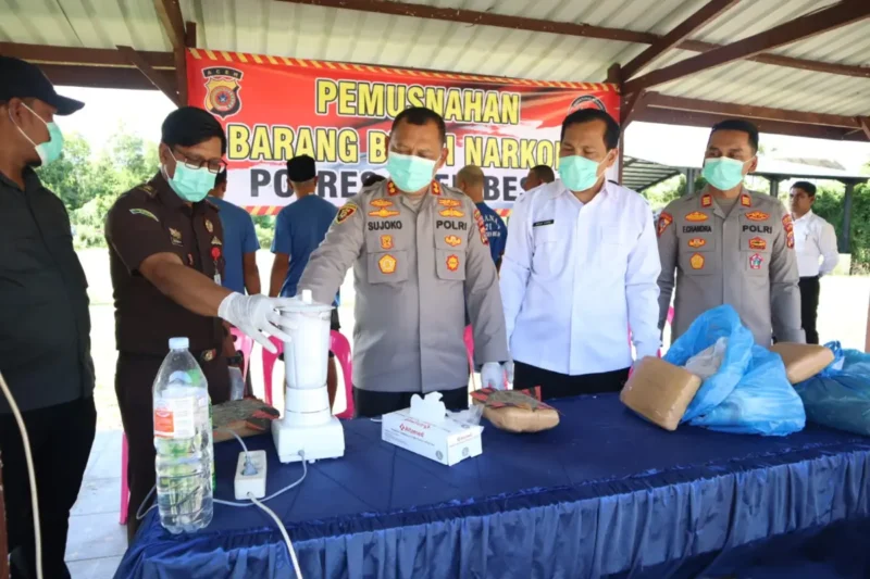 Kapolres Aceh Besar AKBP Sujoko memimpin pemusnahan barang bukti narkotika di Lapangan Polres Aceh Besar. (Foto:Dok/Humas)