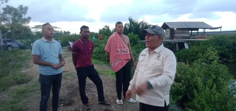 Ketua Tani Merdeka Aceh Timur, Jubir alias Capang, bersama petani Madat melakukan Konsultasi dan Sosialisasi program pertanian serta membahas perbaikan irigasi di Aceh Timur. (Foto: Arsip Tani Merdeka Aceh Timur)