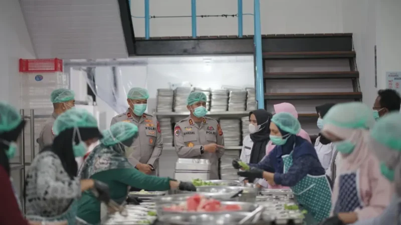 Tim Dokkes Polda Aceh memeriksa kelayakan makanan bergizi sebelum distribusi ke sekolah. (Foto: Arsip Polda Aceh)