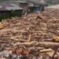 Tumpukan kayu hanyut memenuhi aliran Sungai Kembang Tanjong Pidie dan tersangkut di bawah jembatan. (Foto: Dok FB)