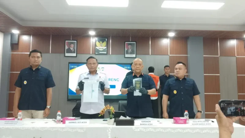 Kepala Imigrasi Banda Aceh Gindo Ginting beri keterangan pers kasus WN Pakistan. (Foto:Dok/Ist)