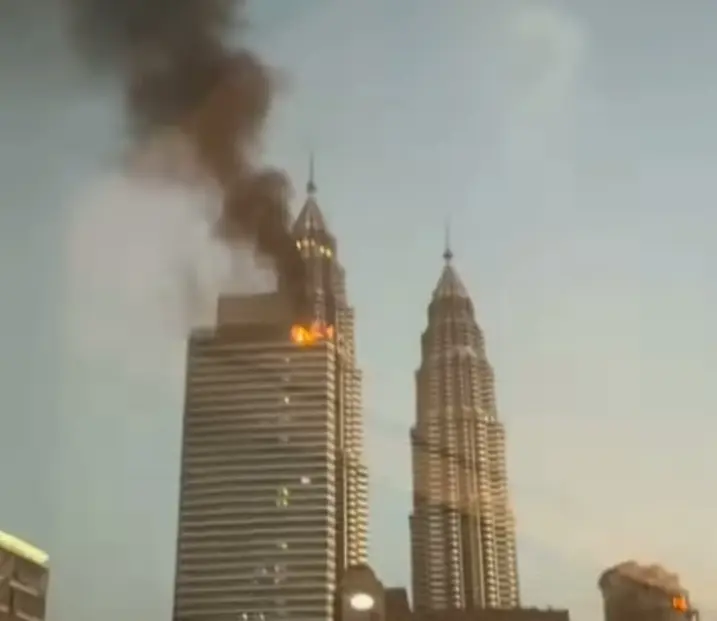 Asap tebal terlihat membumbung dari puncak Petronas Tower 3 di Kuala Lumpur. (Foto: Dok/BeritaHarian)