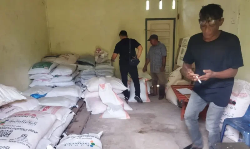 Personel Ditpolairud Polda Aceh saat mengamankan barang bukti pupuk bersubsidi seberat dua ton di Banda Aceh.(Foto:Arsip Polda)