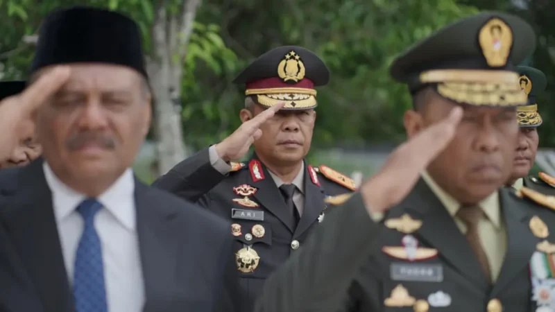 Wakapolda Aceh Brigjen Pol. Ari Wahyu Widodo mengikuti upacara Ziarah Nasional Hari Pahlawan 2025 di Taman Makam Pahlawan Banda Aceh.(Foto:Arsip Polda Aceh)