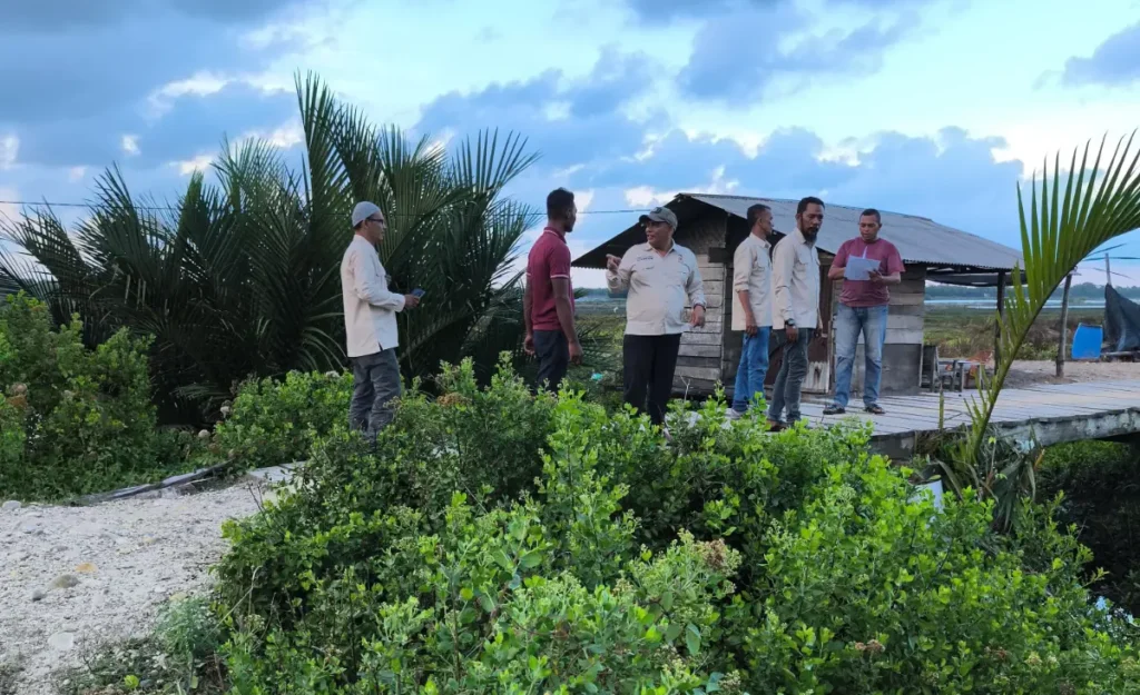 Ketua tani merdeka sedang diskusi dengan masyarakat