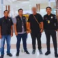 Petugas Imigrasi Banda Aceh mengawal deportasi WN Malaysia di Bandara SIM. (Foto:Dok Imigrasi)