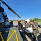 Personel TNI AU membagikan bantuan kepada warga di daerah terisolir Aceh Tengah. (Foto: Arsip LANUD)