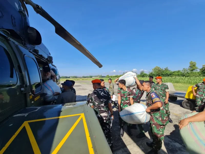 Personel TNI AU membagikan bantuan kepada warga di daerah terisolir Aceh Tengah. (Foto: Arsip LANUD)