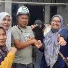 Relawan Gerakan Perempuan Aceh mendistribusikan bantuan kepada penyintas banjir di Pidie Jaya. (Foto: Arsip BSUIA)