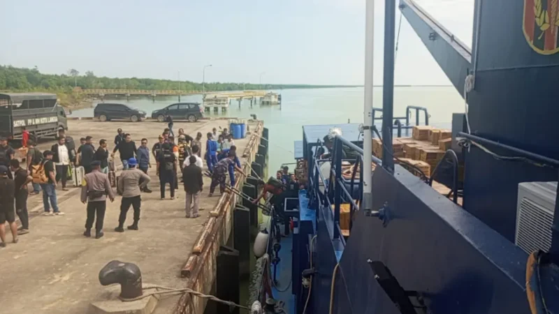Kapal Patroli BC 30001 resmi sandar di Pelabuhan Langsa membawa 2.000 dus mi instan dan 1.000 papan telur untuk korban banjir. (Foto: Arsip BC Aceh)