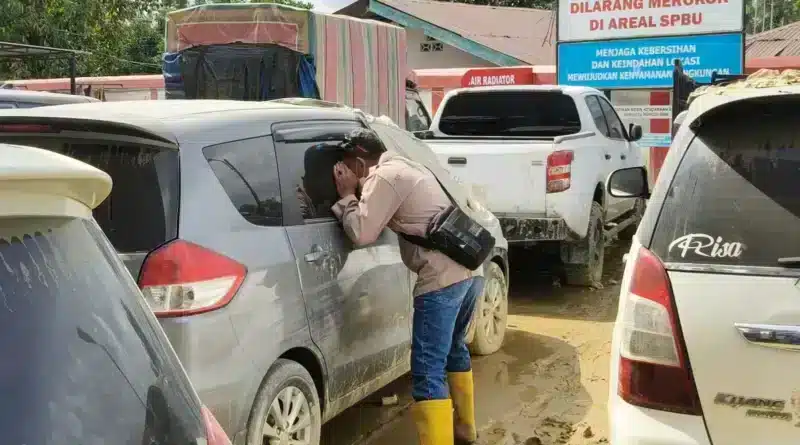 Kapolres Aceh Tamiang memeriksa mobil terdampak banjir bersama personel polisi. (Foto:Dok. Polres Atam)