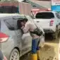 Kapolres Aceh Tamiang memeriksa mobil terdampak banjir bersama personel polisi. (Foto:Dok. Polres Atam)