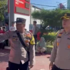 Kapolresta Banda Aceh meninjau antrean panjang di salah satu SPBU. (Foto: Polresta Banda Aceh)