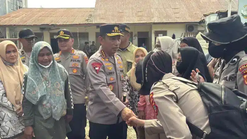 Kapolri bersama jajaran meninjau proses pemulihan pascabanjir. (Foto:Dok)