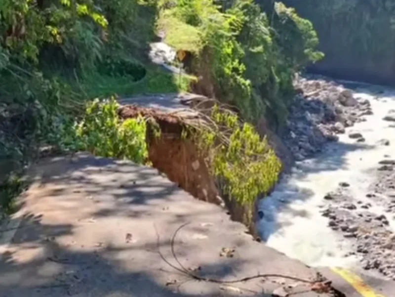 Kondisi jalan longsor menuju Gayo Lues yang tidak bisa dilalui kendaraan. ( Foto: Dok/Ist)
