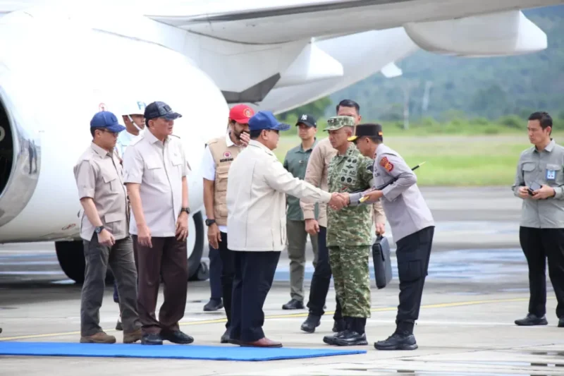 Presiden dan Kapolri meninjau lokasi banjir dan pemasangan Jembatan Bailey di Bireuen. (Foto:Dok/Ist)