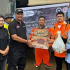 Penyaluran bantuan Serikat Pekerja Semen Andalas kepada korban banjir di Aceh. (Foto:Dok/Ist)