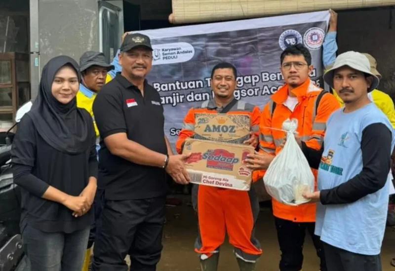 Penyaluran bantuan Serikat Pekerja Semen Andalas kepada korban banjir di Aceh. (Foto:Dok/Ist)
