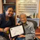 Sekjen IWO Telly Nathalia menyerahkan penghargaan Asian Inspired Leader kepada Tun Dr. Mahathir Mohamad di Putrajaya. (Foto: Dok/Ist)