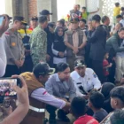 Wapres Gibran Rakabuming Raka didampingi Kapolda Aceh saat meninjau lokasi banjir bandang di Pidie Jaya. (Foto:Arsip)