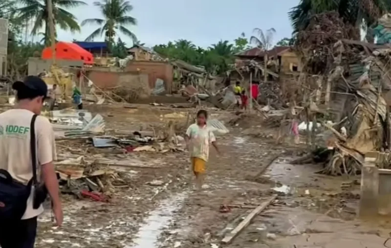 Kondisi permukiman warga Aceh Tamiang dipenuhi lumpur pascabanjir. (Foto:Dok)