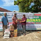 Ketua Tani Merdeka Aceh Timur, Zubir Capang, menyerahkan sembako kepada korban banjir di Idi, Aceh Timur. (Foto: Arsip Tani Merdeka)