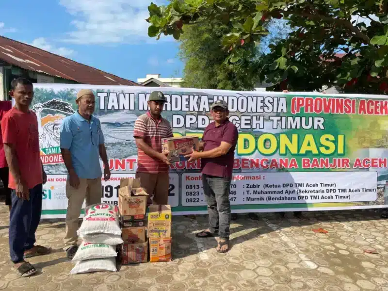 Ketua Tani Merdeka Aceh Timur, Zubir Capang, menyerahkan sembako kepada korban banjir di Idi, Aceh Timur. (Foto: Arsip Tani Merdeka)