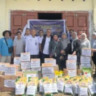 Jajaran Imigrasi Aceh menyerahkan bantuan untuk korban banjir bandang Pidie Jaya. (Foto: Dok/Imigrasi Aceh)