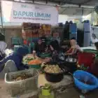 Relawan BSI Maslahat menyiapkan makanan di dapur umum Langsa. (Foto: Arsip BSI)