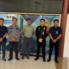Petugas Imigrasi Banda Aceh mengawal proses deportasi WN Pakistan. (Foto:Dok/Imigrasi)