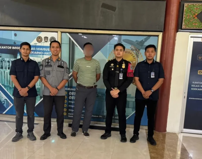 Petugas Imigrasi Banda Aceh mengawal proses deportasi WN Pakistan. (Foto:Dok/Imigrasi)