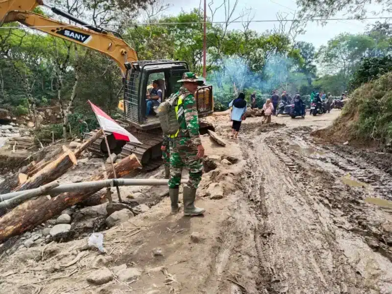Personel TNI menyiapkan jembatan Bailey pascabencana banjir bandang. (Foto:Dok/Satgas Gulbencal)