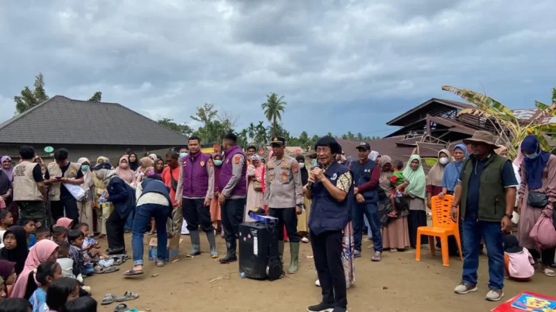 Tim Psikologi Polri melakukan trauma healing anak korban banjir di Pidie Jaya. (Foto:Dok/Polda Aceh)